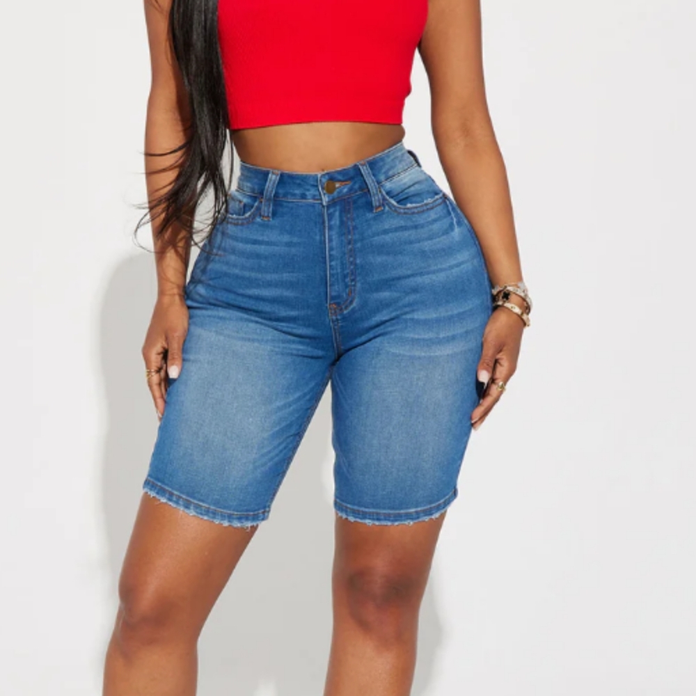 Very stretchy denim Bermuda shorts
